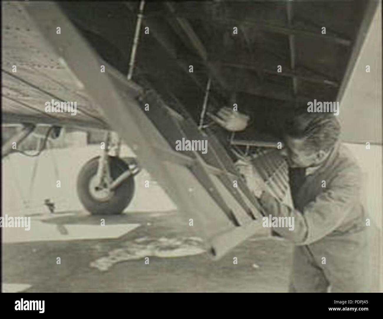 46 Klappe Wartung am 34 Squadron RAAF Dakota Parafield März 1945 AWM VIC 0138 Stockfoto