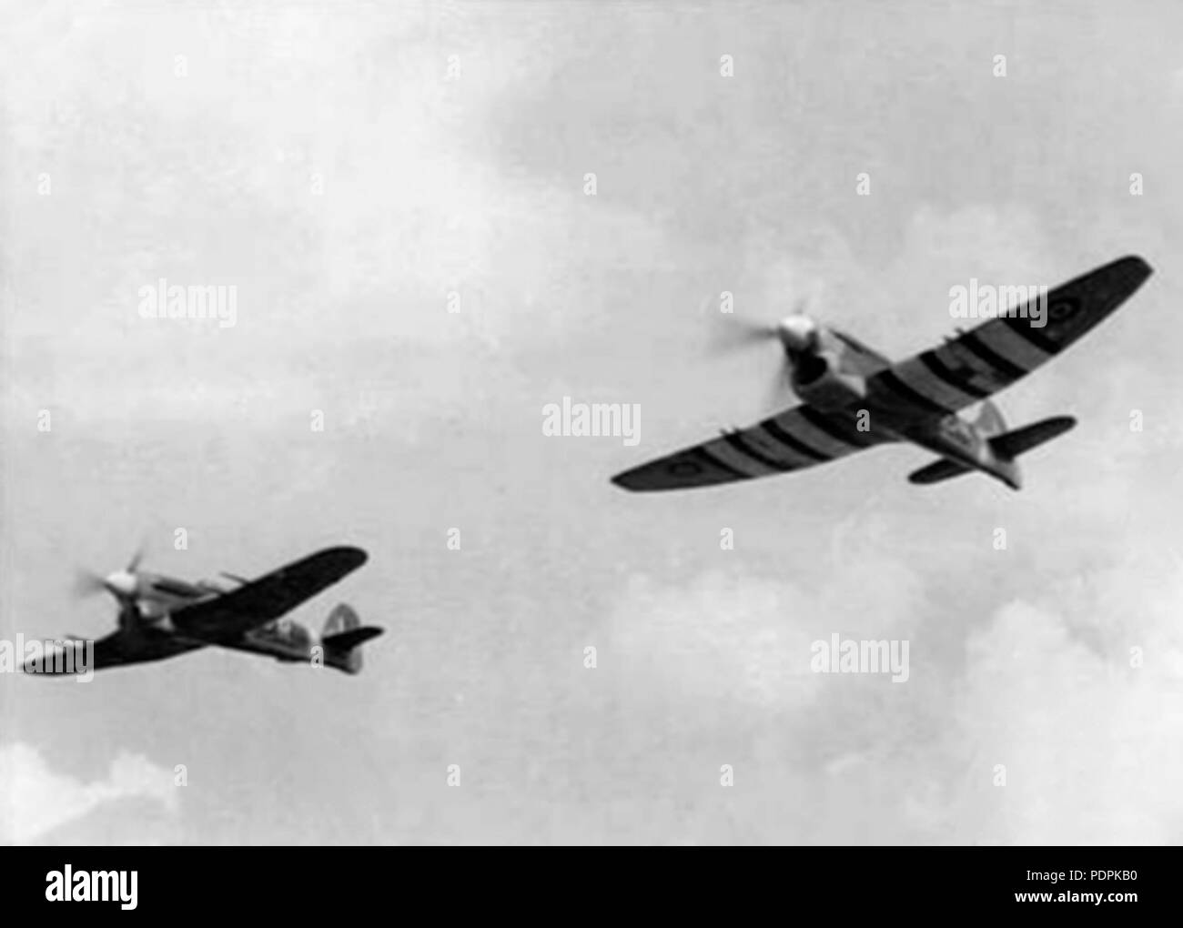 55 Hawker Typhoon IB und Tempest V von unten 1944 Stockfoto