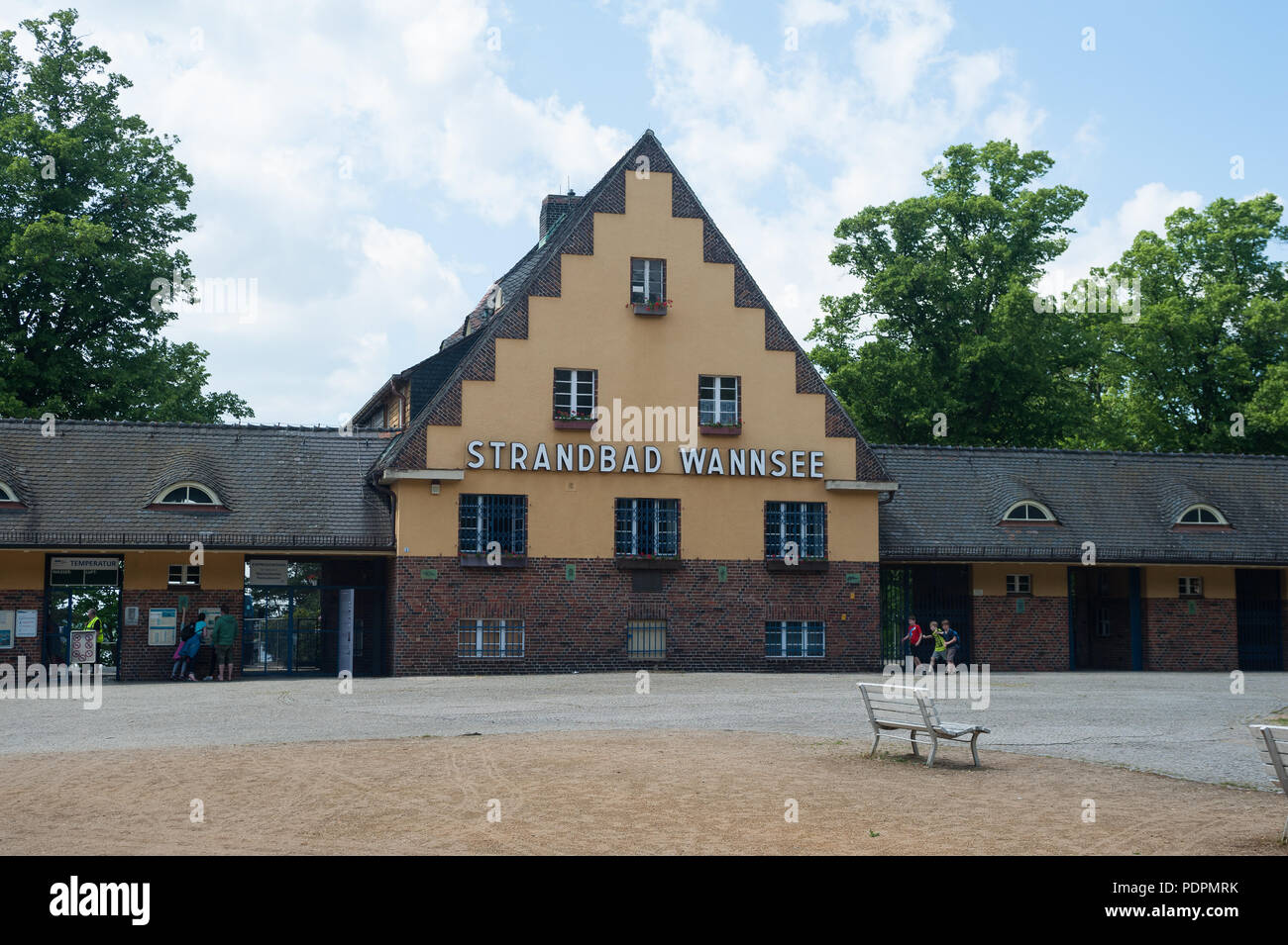 31.05.2017, Berlin, Deutschland, Europa - ein Blick auf den Eingangsbereich der open-air-lido Strandbad Wannsee in Steglitz-Zehlendorf. Stockfoto