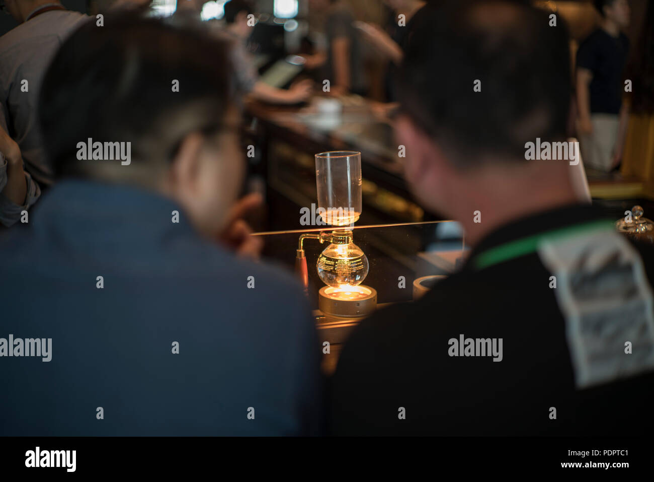 Qianmen Dajie Einkaufsstraße, Starbucks Flagship Store in Peking, China Stockfoto