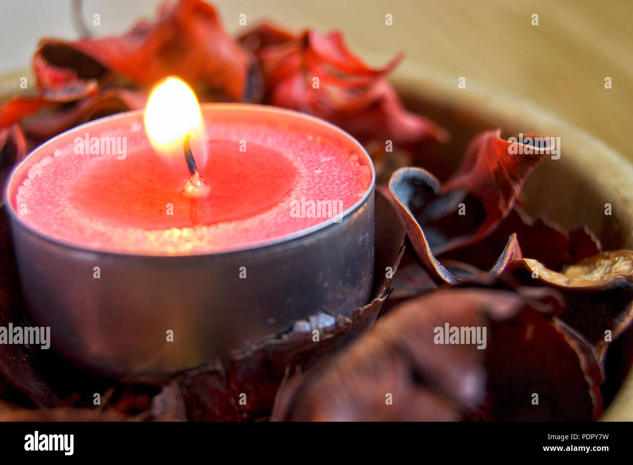 Rosa Kerze Licht mit Potpourri für Spa- und Weihnachtsdekoration Konzept Stockfoto