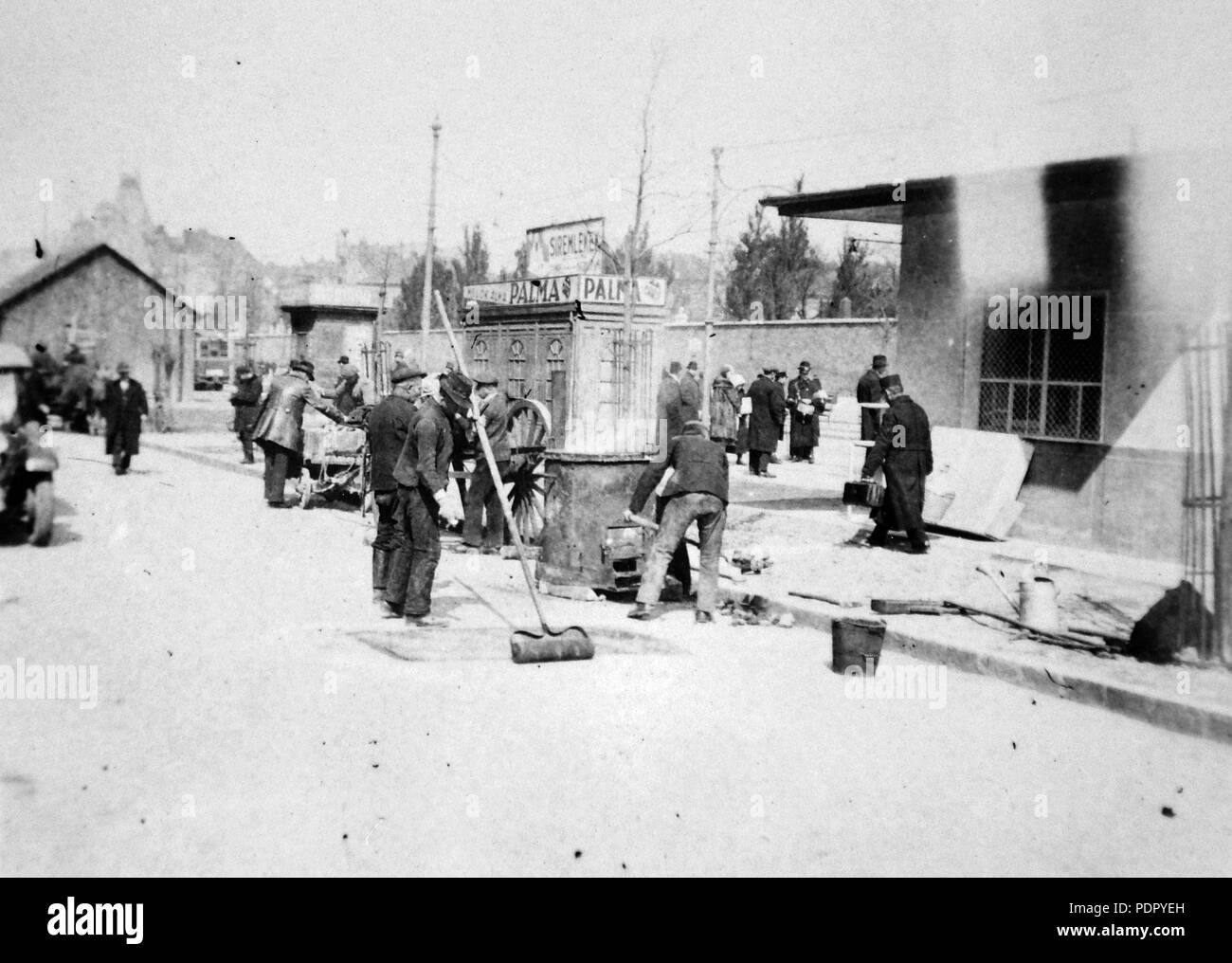 89 Budapest VIII., Fiumei út, szemben a Nemzeti Sírkert (Kerepesi temető) kerítése. 14239 Fortepan Stockfoto
