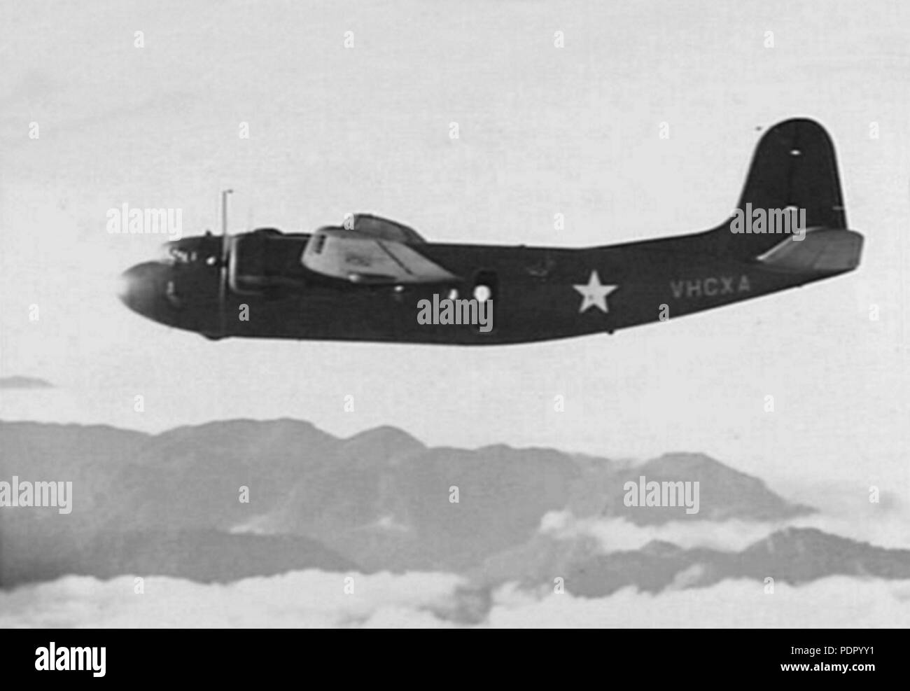 New Guinea. 1942-09-03. Die United States Army Air Force (Usaaf) C-110 (DC-5) (VHCXA) Transportflugzeuge verwendet die Lieferungen aus Australien und Neuguinea zu tragen. Vier DC-5 wurden von den Niederlanden gekauft und alle vier wurden verwendet, um Zivilisten von Java nach Australien 1942 zu evakuieren. Man ist am Flughafen Kemajoran beschädigt, Batavia, am 9. Februar 1942 und wurde von der Japanischen und der späteren Test bei Tachikawa Air Force Base geflogen erfasst. Die überlebenden drei Flugzeuge wurden von den Alliierten Direktion Luftverkehr betrieben und waren die USAAF Benennung der C-110. 39 DC-5 (USAAF C-110) über Neuguinea Stockfoto