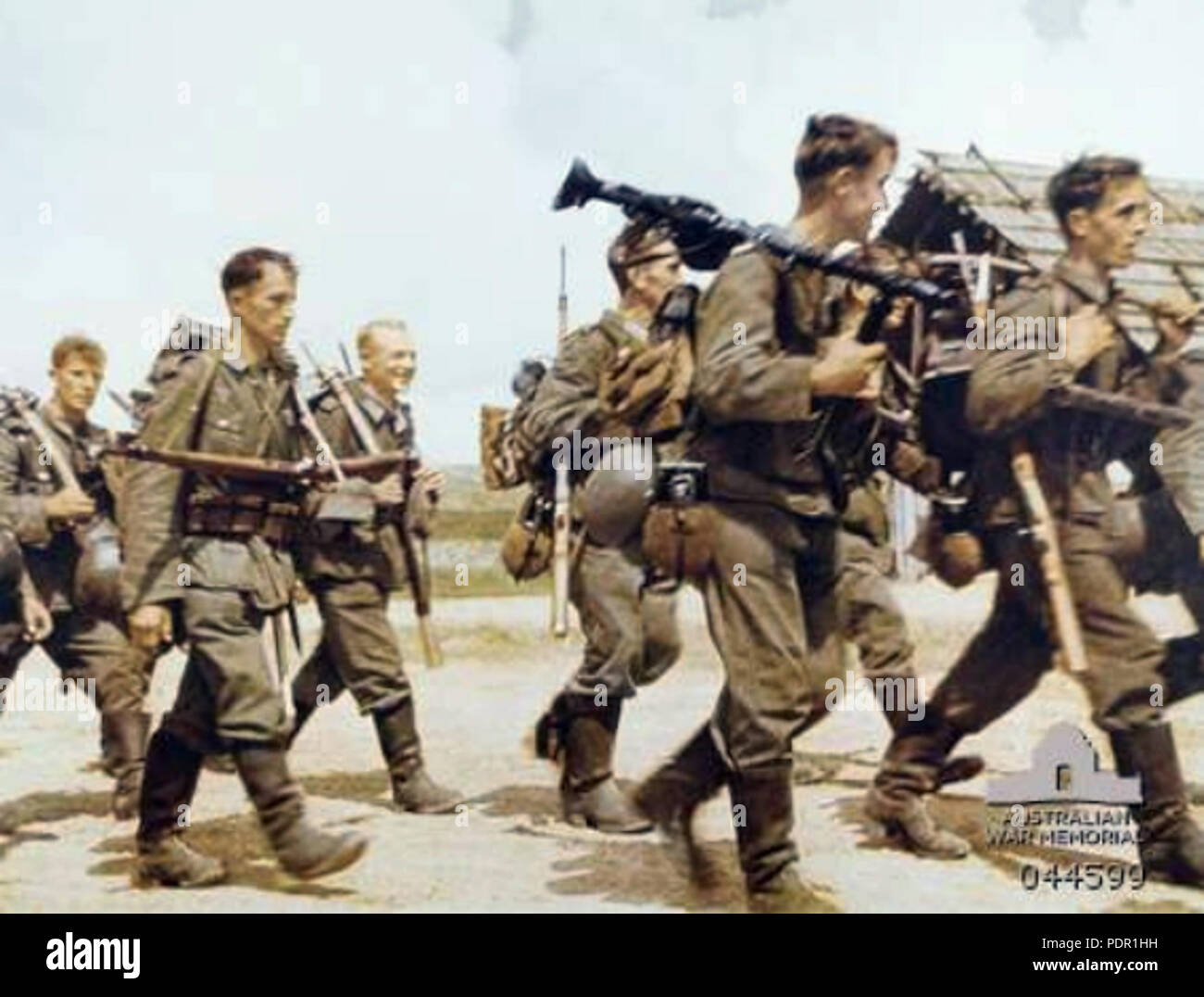51 deutsche Soldaten marschieren in Russischen Sommer Stockfoto