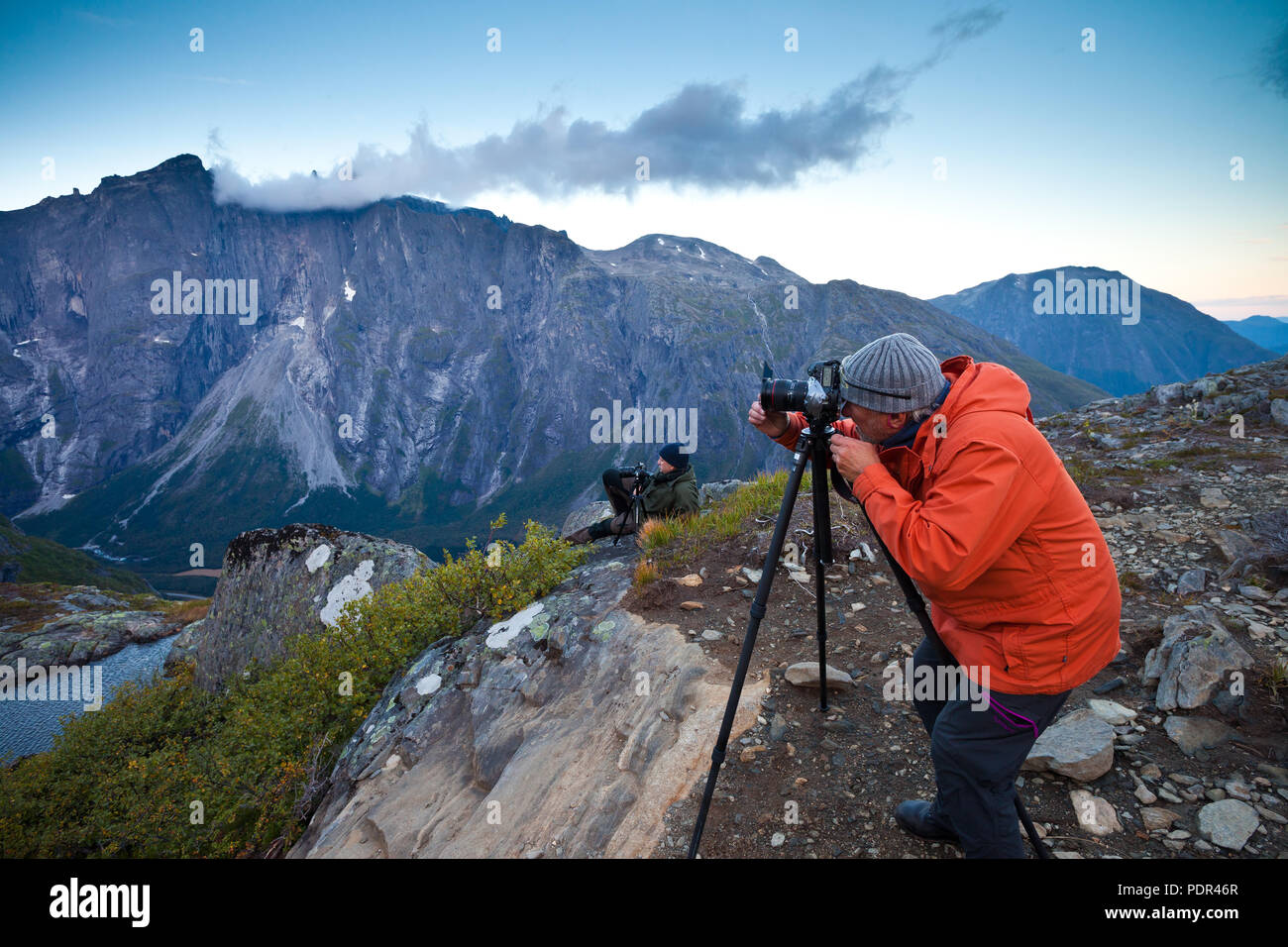 Outdoor Fotografen Fotografieren am Berg Litlefjell in Romsdalen, Møre og Romsdal, Norwegen. Stockfoto