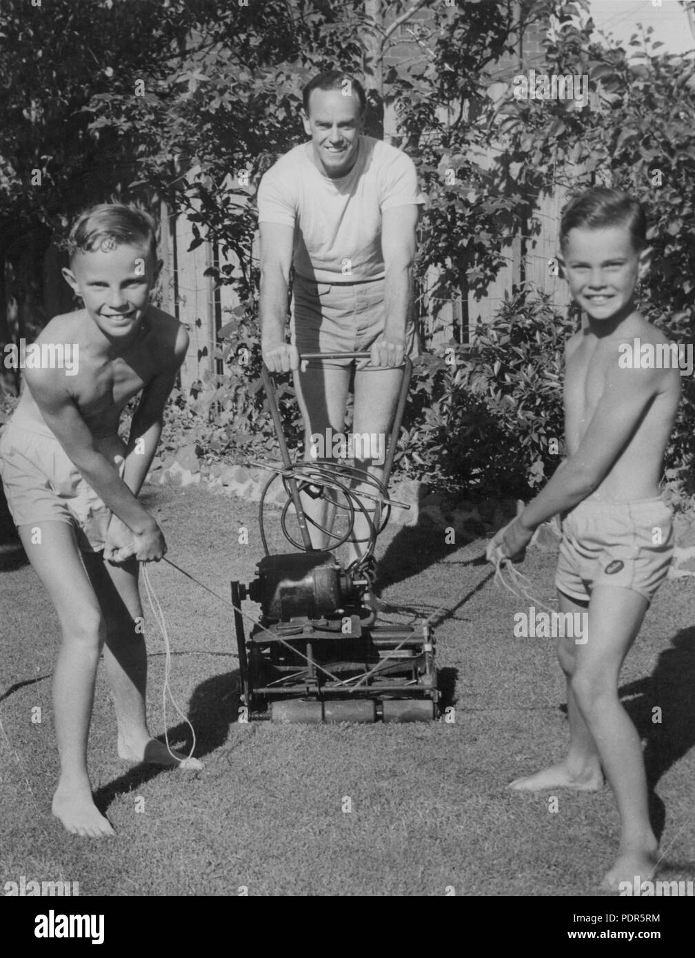 67 Ian Johnson mit Söhnen 1954 Stockfoto