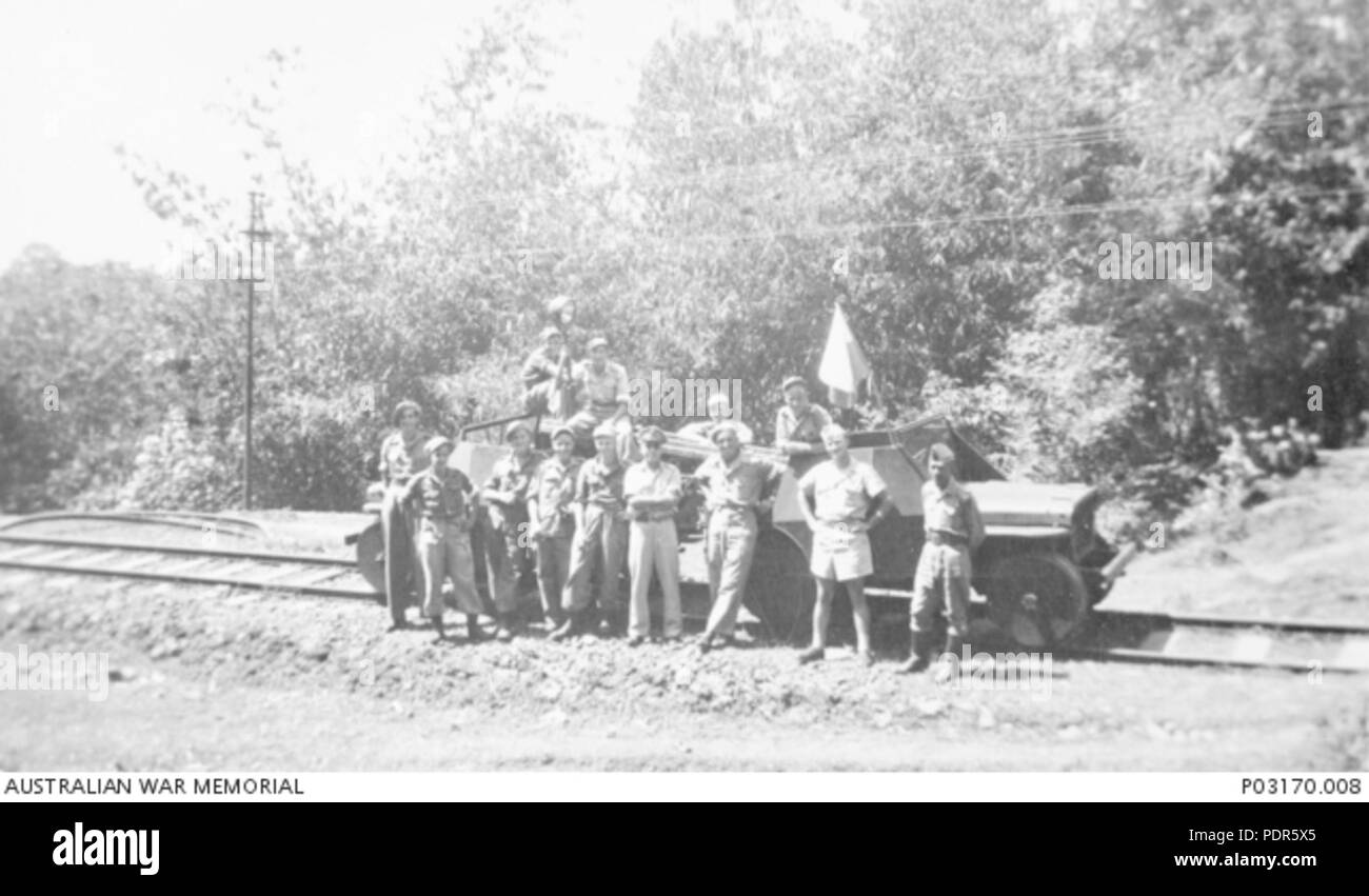 67 indonesische und niederländische Soldaten vor militärischer Jeeps auf einer Bahnstrecke genommen (AWM P 03170.008) Stockfoto
