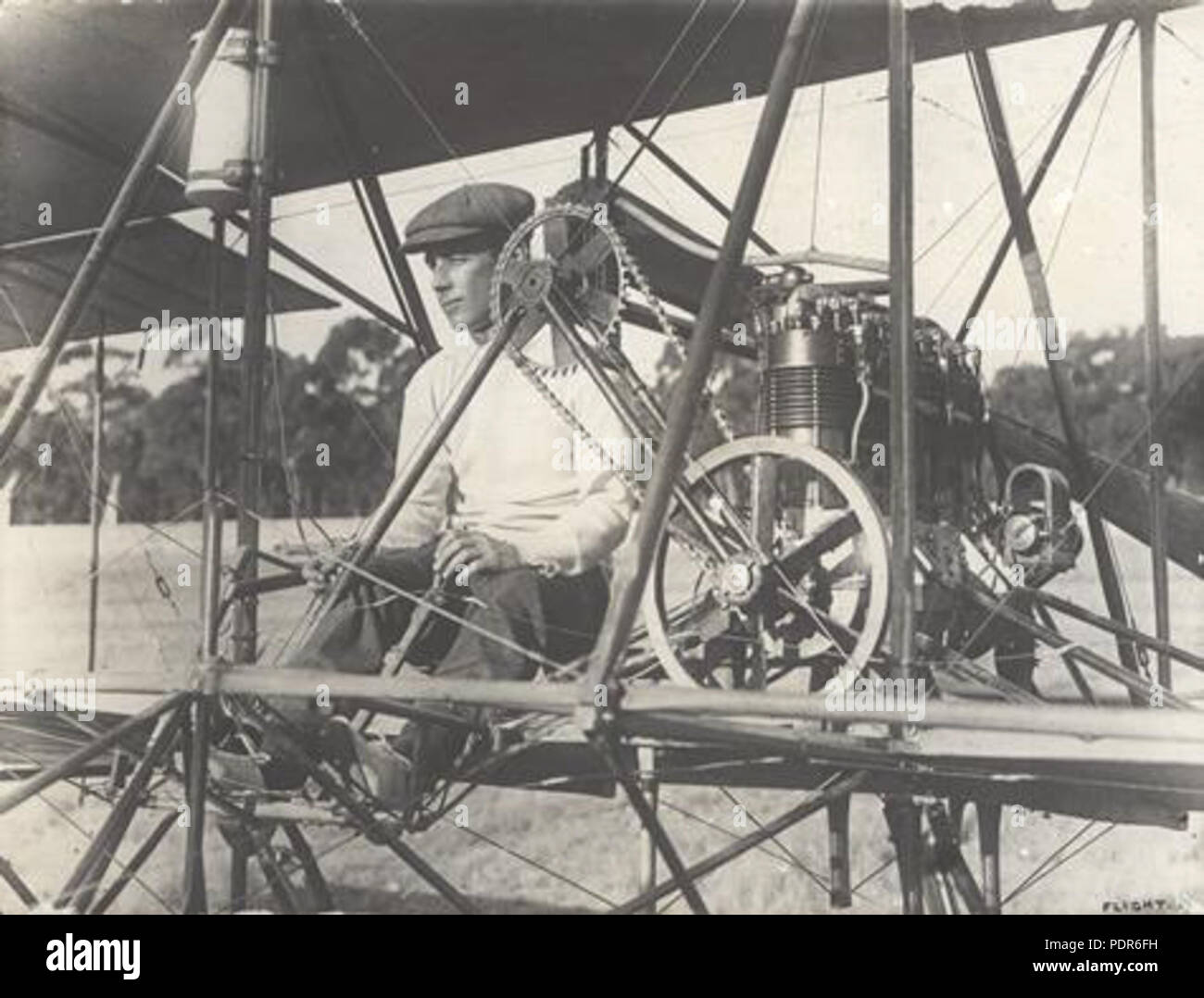 73 John Robertson Duigan an den Kontrollen von seinem Doppeldecker, Bendigo Pferderennbahn, Victoria, 3. Mai 1911 Stockfoto