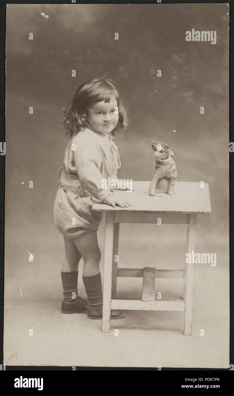 80 Mädchen mit Spielzeug Tiger, 1925 (8286976022) Stockfoto