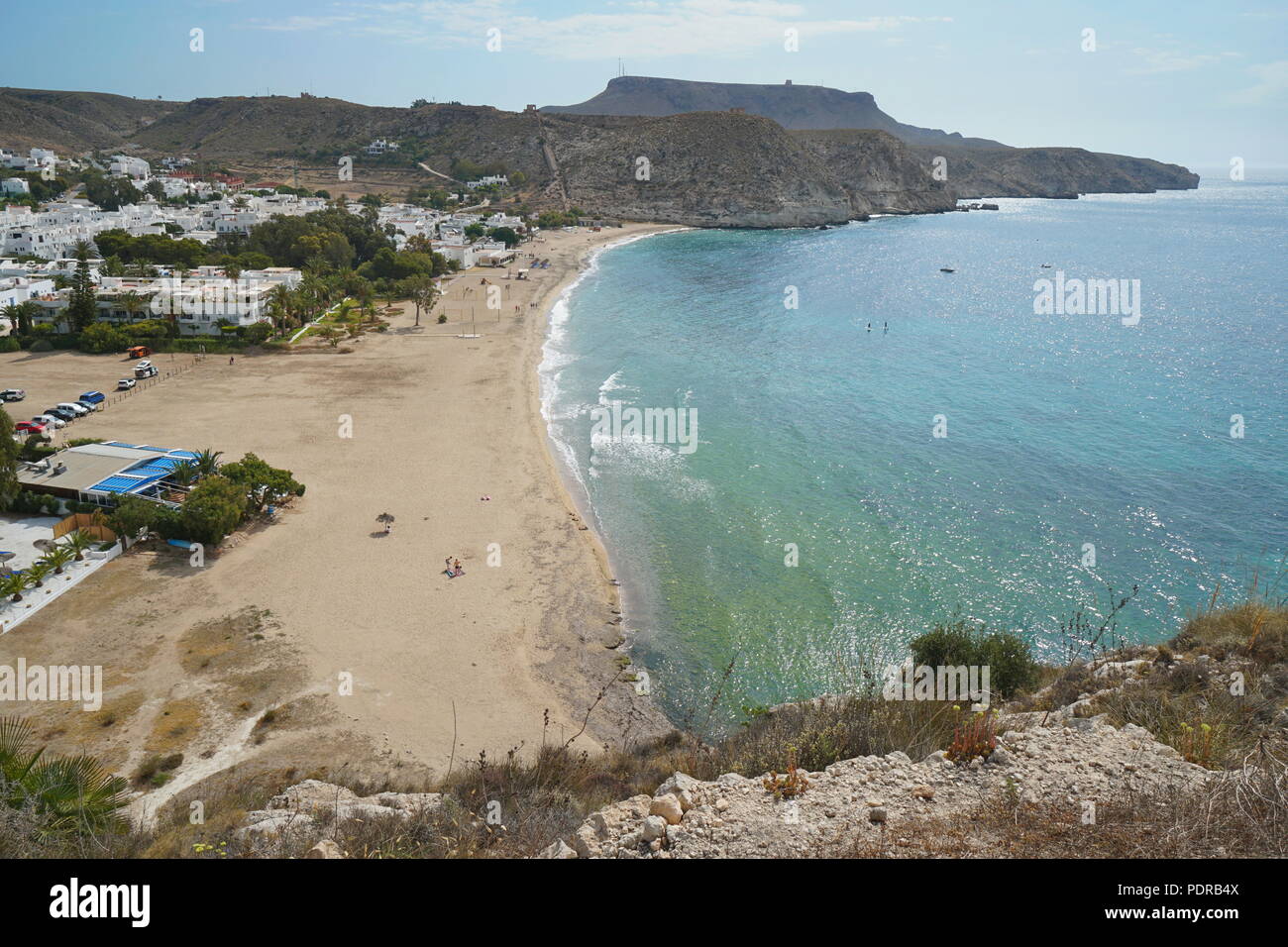 Agua Amarga Strand und Dorf im Naturpark Cabo de Gata-Nijar, Mittelmeer, Almeria, Andalusien, Spanien Stockfoto