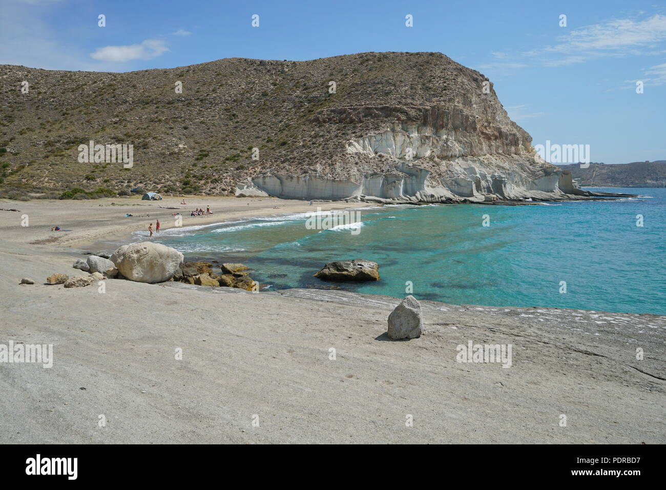 Strand und Sandsteinfelsen in der Cala de Enmedio, Agua Amarga, Cabo de Gata-Nijar Naturpark, Mittelmeer, Almeria, Andalusien, Spanien Stockfoto