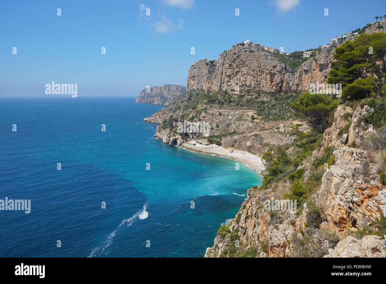 Coastal Cliff mit Strand an der Unterseite, Cala del Moraig, Benitachell, Mittelmeer, Costa Blanca, Alicante, Valencia, Spanien Stockfoto