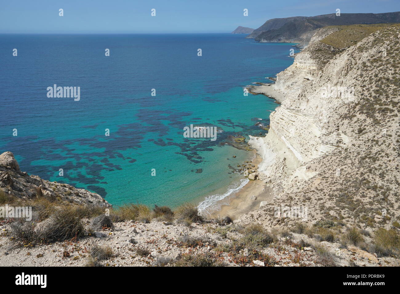 Küsten Sandsteinfelsen und klares Wasser des Mittelmeeres in der Nähe von Agua Amarga, Cabo de Gata-Nijar Naturpark, Almeria, Andalusien, Spanien Stockfoto