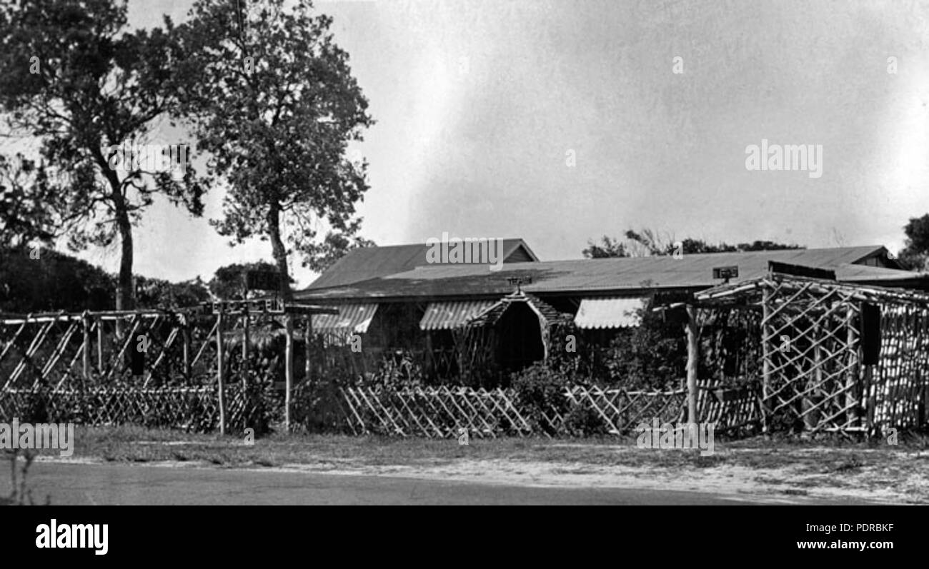 105 Queensland State Archive 2109 Die Log Cabin Tea House Main Pacific Highway in der Nähe von Burleigh Heads c 1934 Stockfoto