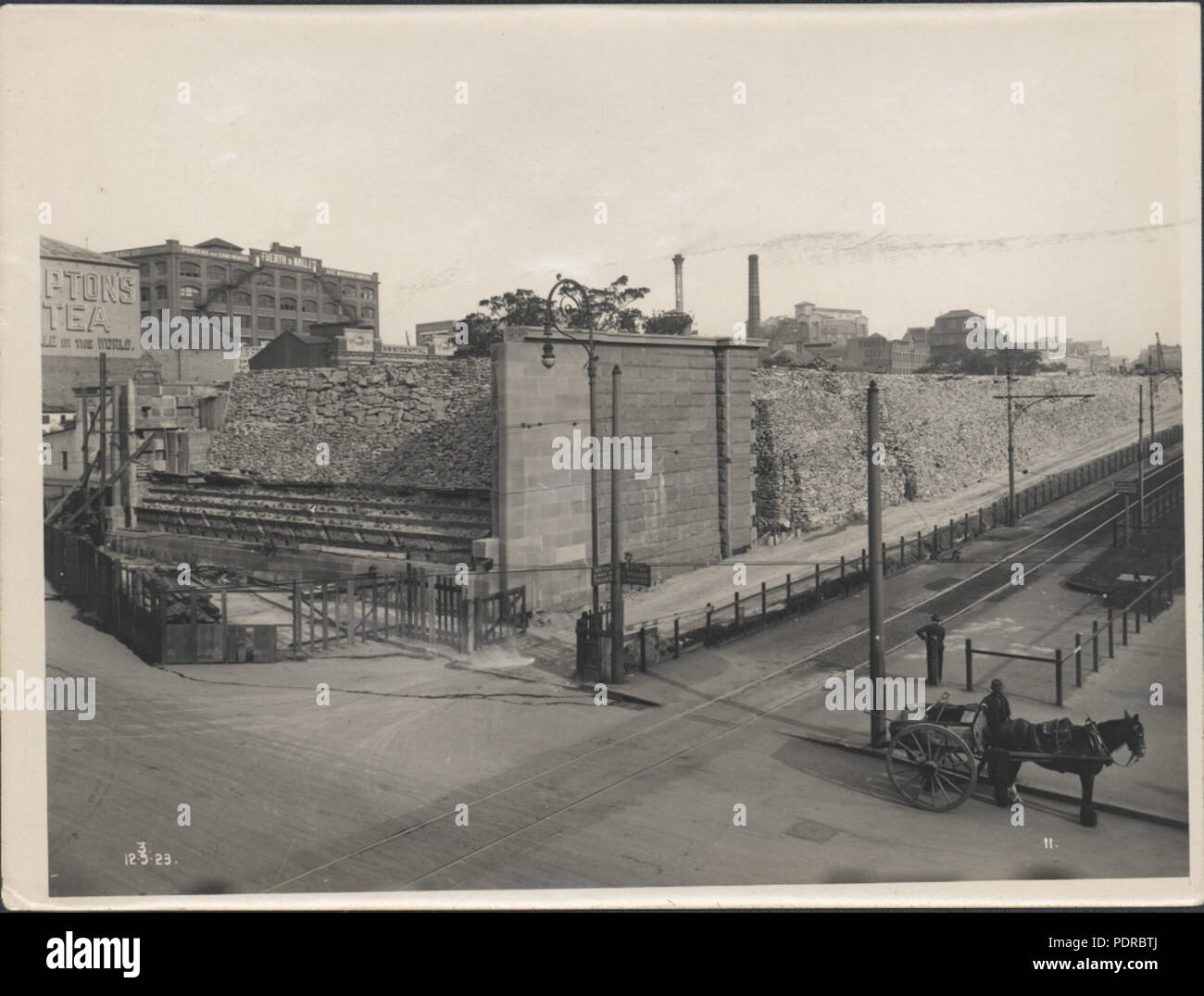 87/1353-10 Fotoabzug, rock Damm Ansatz zum Hauptbahnhof, zur U-Bahn, Silber / Gelatine / Papier, Foto von der New South Wales Ministerium für Öffentliche Arbeiten, der Hay Street, Sydney, Australien, September 1923 126 Rock damm Ansatz zum Hauptbahnhof, 1923 (8283758062) Stockfoto