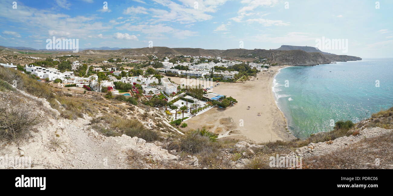 Dorf am Meer, Agua Amarga und den Strand in Cabo de Gata-Nijar Naturpark, Mittelmeer, Almeria, Andalusien, Spanien Stockfoto