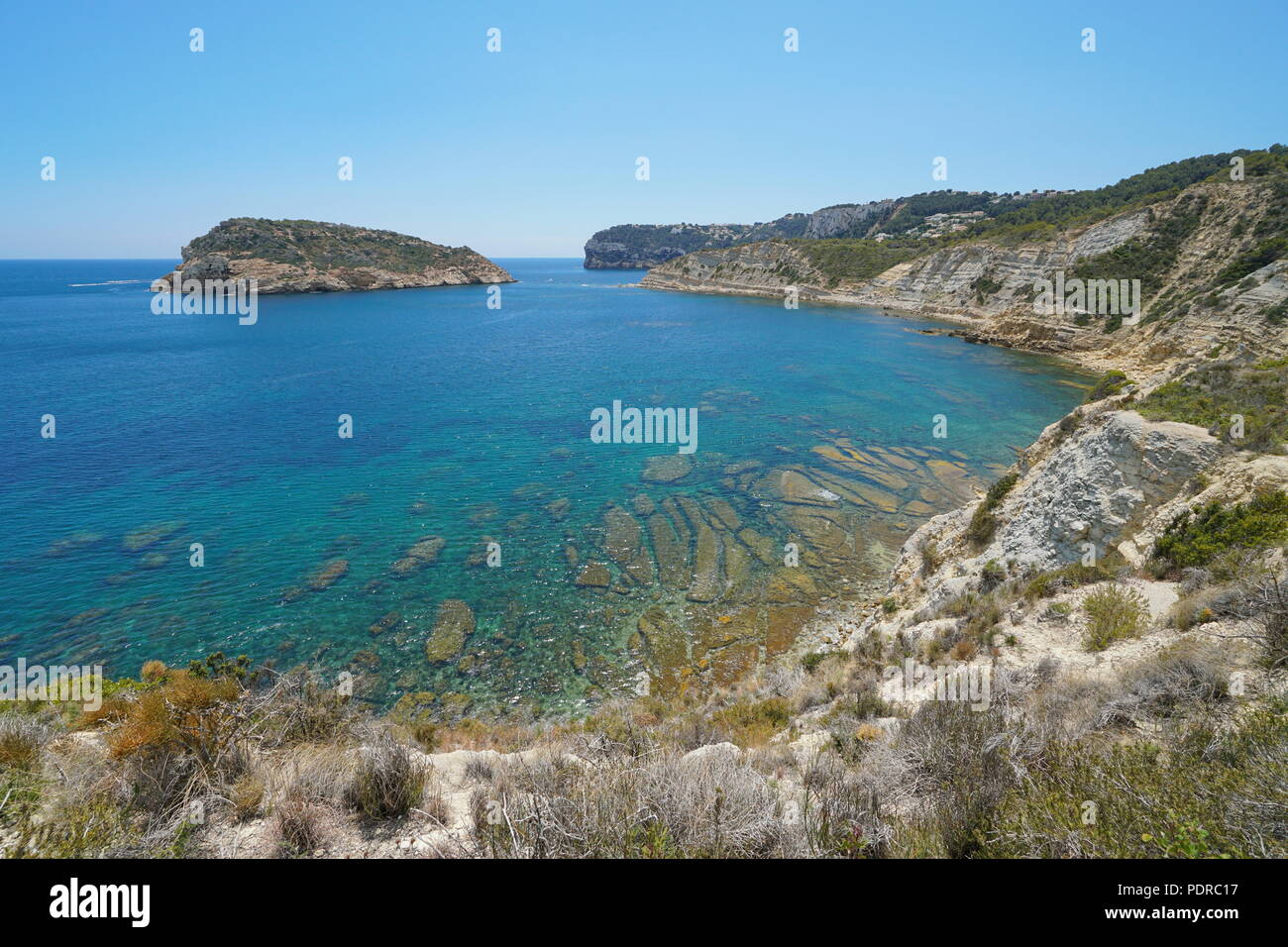 Spanien Costa Blanca an der felsigen Küste mit einer Insel in Javea, Illa del Portitxol, Mittelmeer, Alicante, Valencia Stockfoto