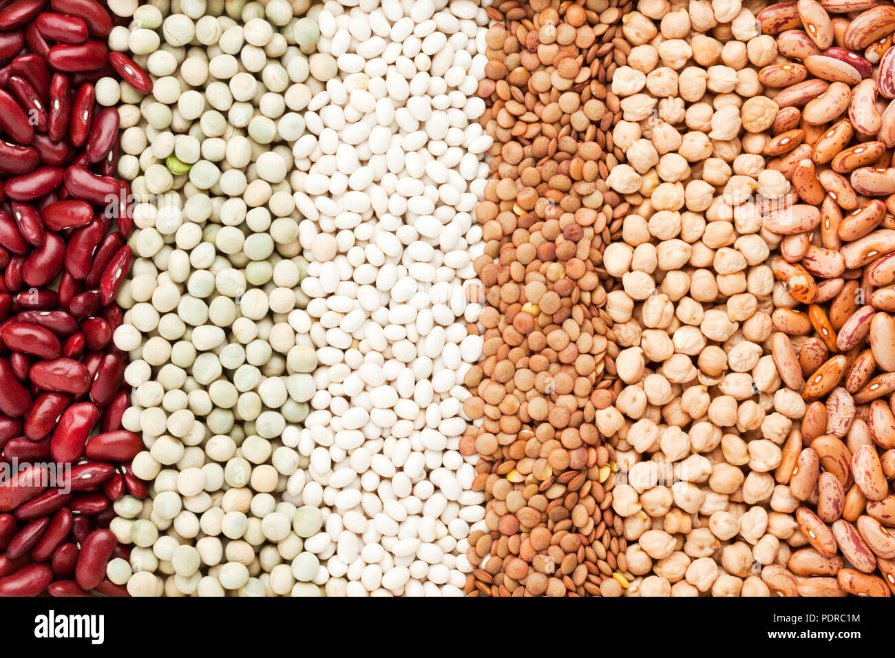 Hintergrund der verschiedenen Hülsenfrüchten wie Bohnen, Erbsen, weiße Bohnen, Linsen, Kichererbsen und Pintobohnen Stockfoto