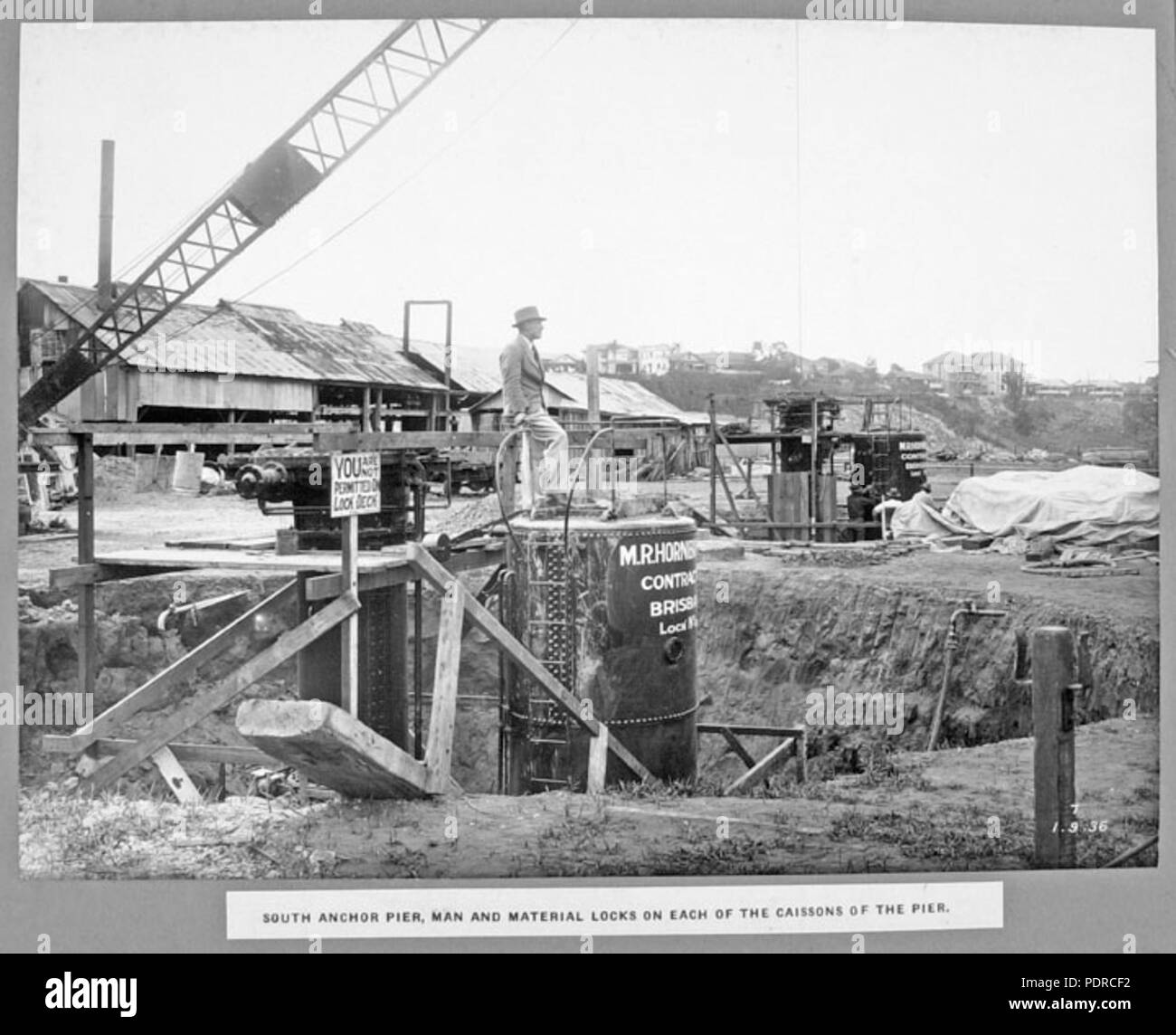 111 Queensland State Archive 3698 South Pier Typ Mensch und Material sperren auf jeder der Caissons des Piers Brisbane 1. September 1936 Stockfoto