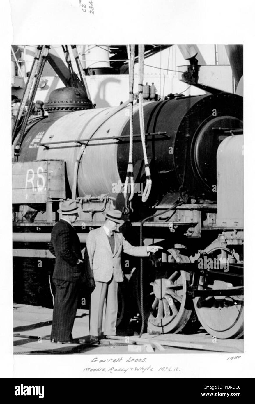 114 Queensland State Archive 4270 Herr Rasey und Herr Whyte MsLA vor einem garatt Lokomotive 1950 Stockfoto 114 Queensland State Archive 4270 Herr Rasey und Herr Whyte MsLA vor einem garatt Lokomotive 1950 Stockfoto