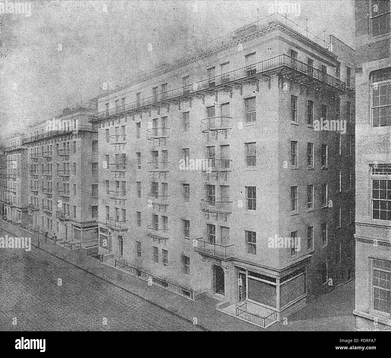 101 Stadt- und Vorortdienste Wohnungen comp, New York s bolagets. k. mönsterhus efter Block - systemet, Nordisk familjebok Stockfoto