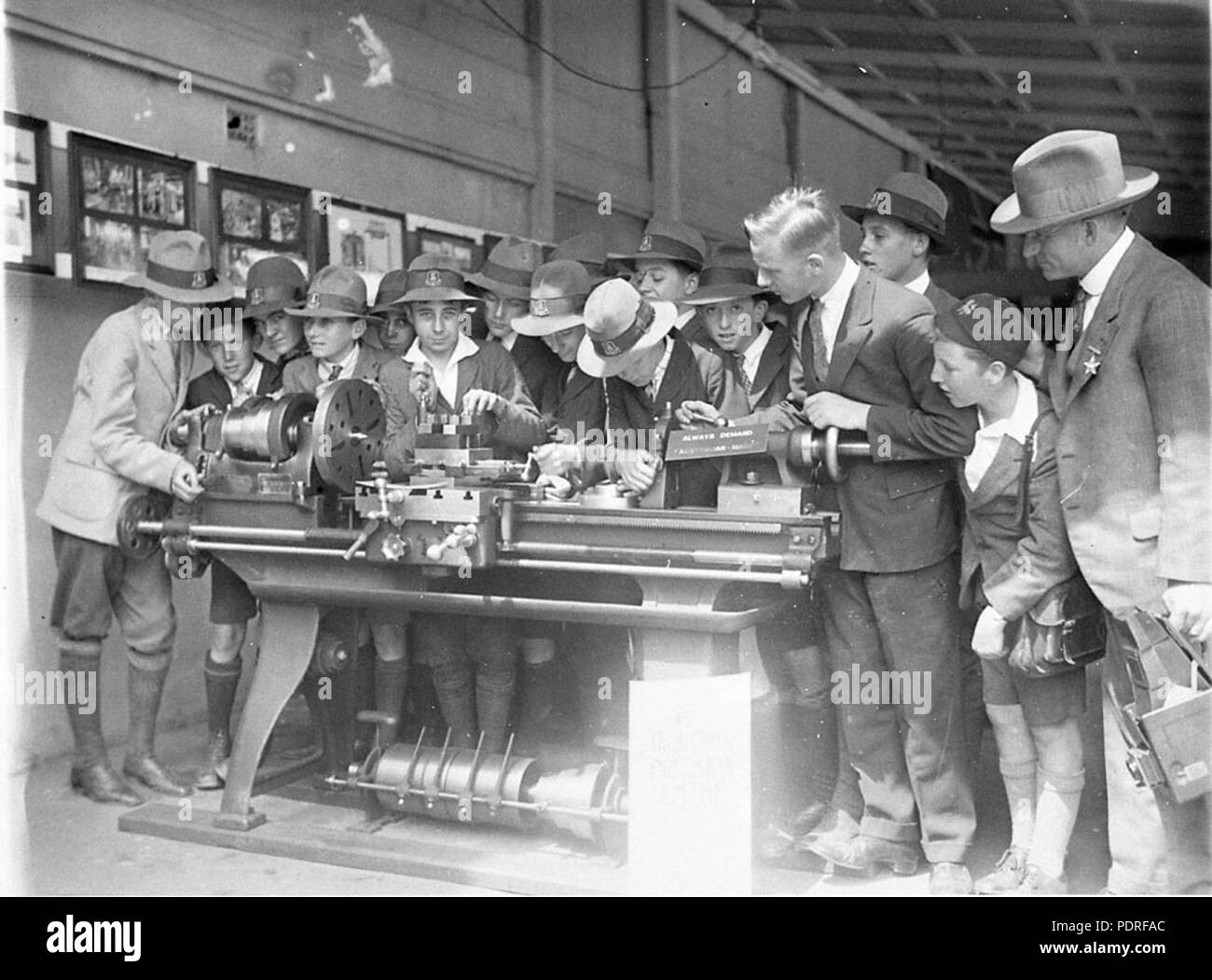 131 SLNSW 10332 Fort Street Schüler einer drehmaschine an der australischen Hersteller Ausstellung gezeigt wird Stockfoto