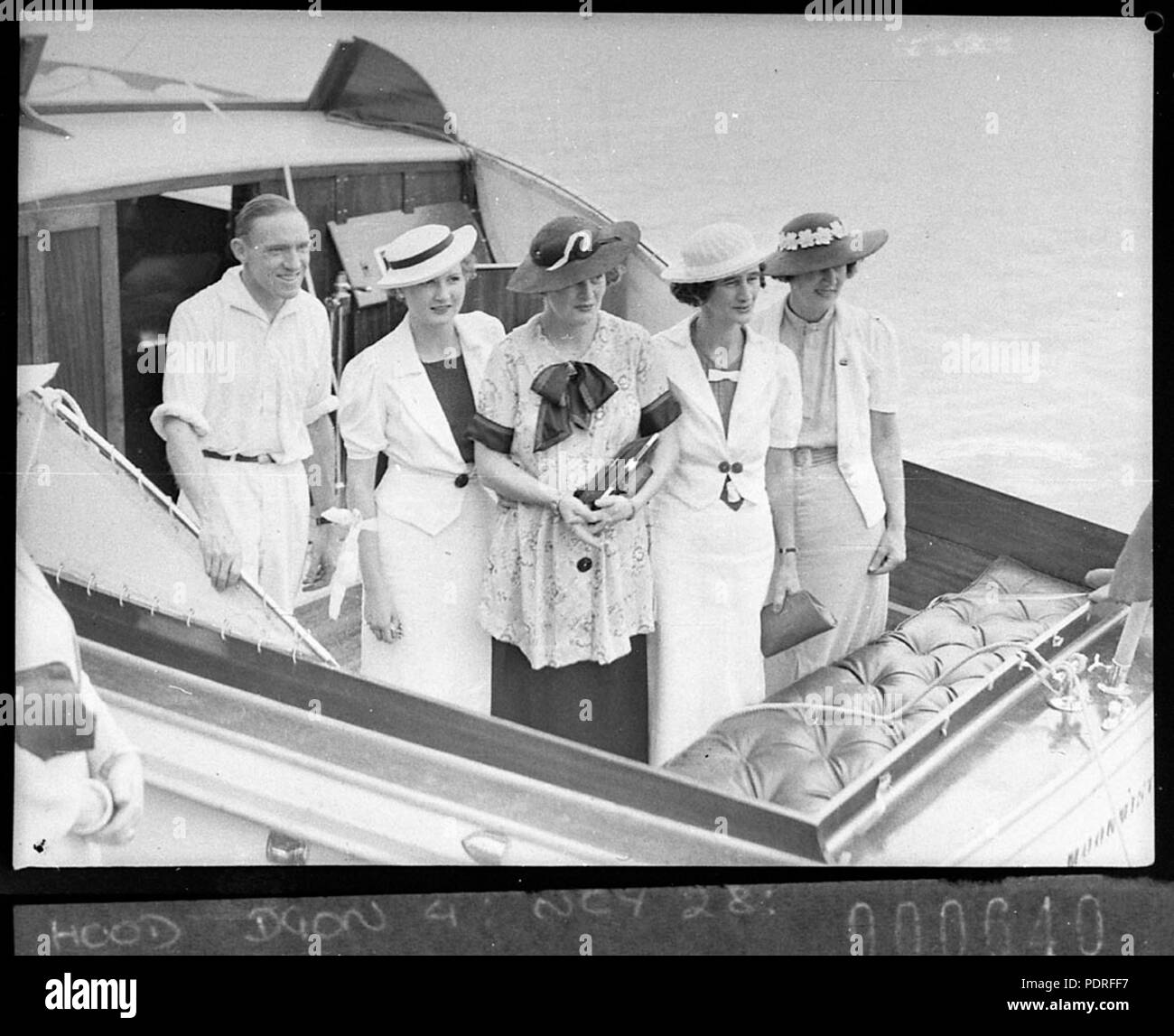 132 10836 SLNSW Herr Smith und vier Frauen, die Passagiere auf dem Deck seines Cabin Cruiser Moonmist Stockfoto