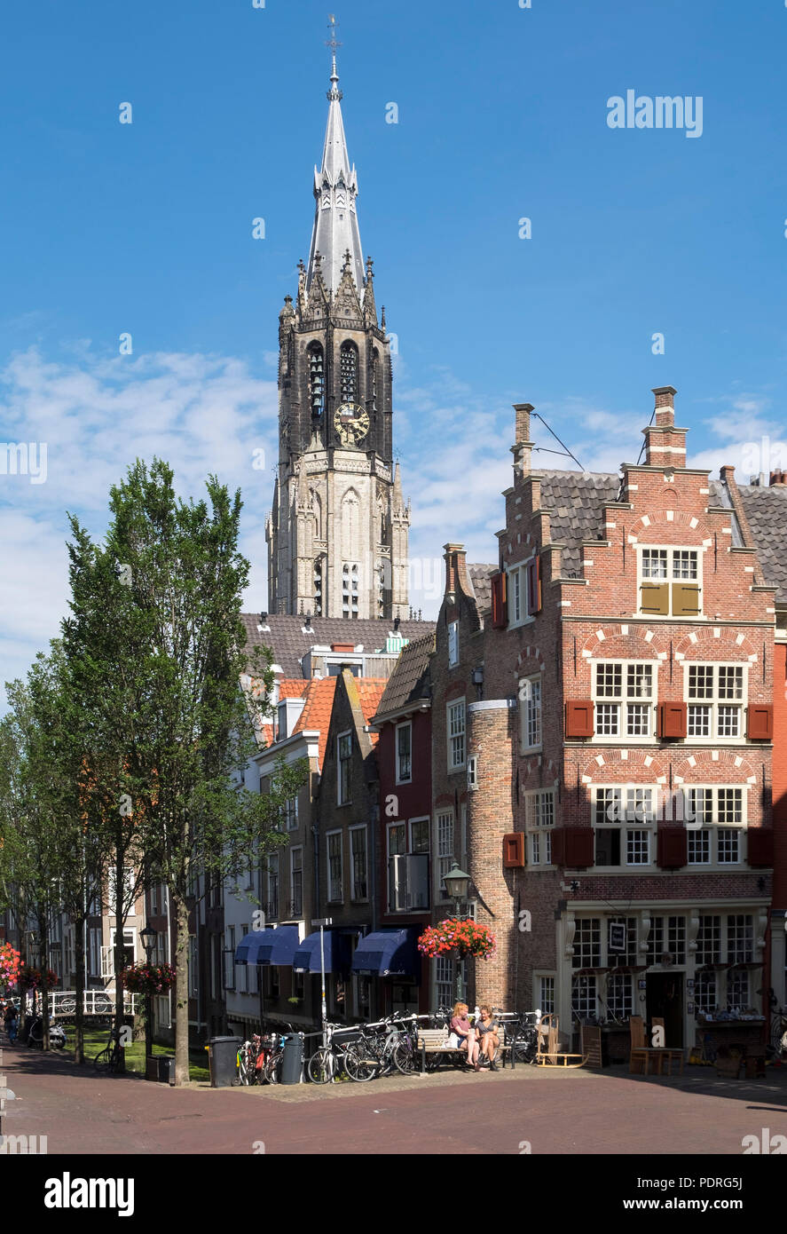 Häuserzeile, dahinter die Nieuwe Kerk Stockfoto