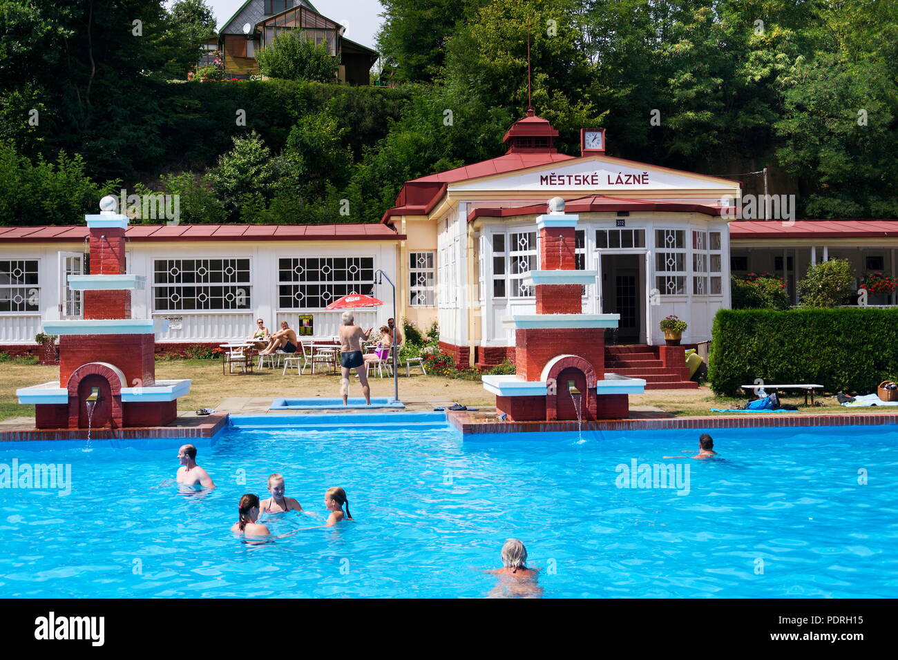 MSENO, TSCHECHISCHE REPUBLIK - 22 JULI 2018: Menschen schwimmen im Art-déco-Mestske Lazne - Stadt Bäder am 22 Juli, 2018 in Mseno, Tschechische Republik. Stockfoto