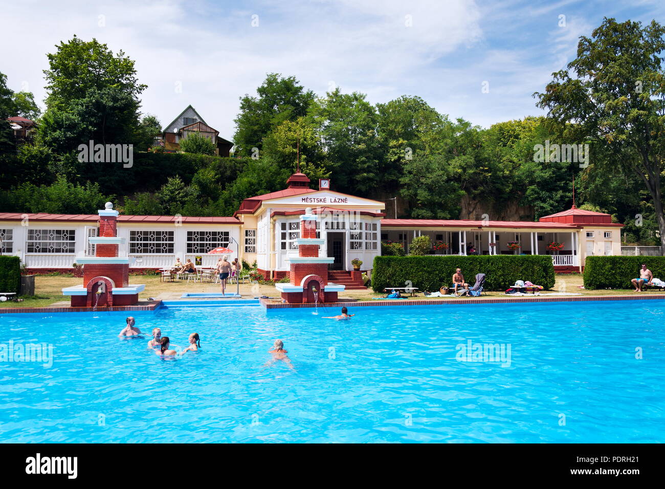 MSENO, TSCHECHISCHE REPUBLIK - 22 JULI 2018: Menschen schwimmen im Art-déco-Mestske Lazne - Stadt Bäder am 22 Juli, 2018 in Mseno, Tschechische Republik. Stockfoto