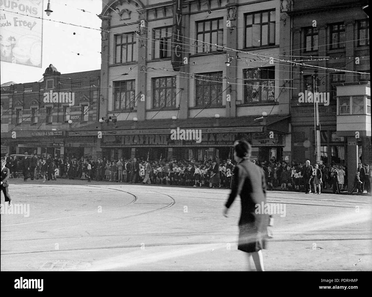 143 23531 SLNSW Civic Theatre Warteschlange für Columbia Pictures Ltd übernommen Stockfoto