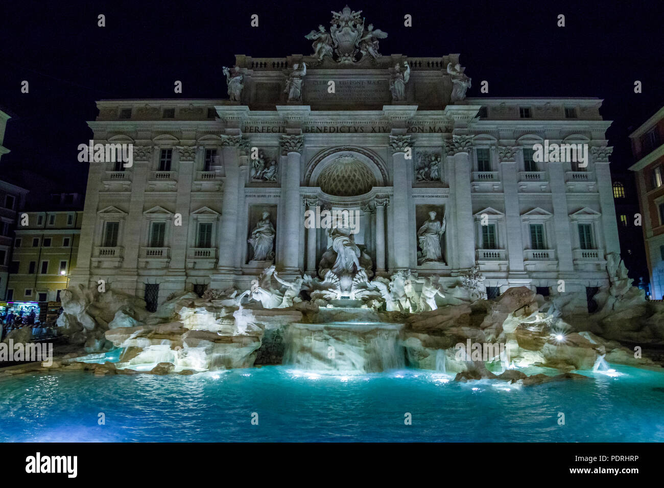 Der Trevi Brunnen (Fontana di Trevi) Nachts ohne Menschen, Rom, Italien. Stockfoto