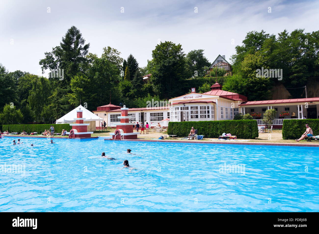 MSENO, TSCHECHISCHE REPUBLIK - 22 JULI 2018: Menschen schwimmen im Art-déco-Mestske Lazne - Stadt Bäder am 22 Juli, 2018 in Mseno, Tschechische Republik. Stockfoto