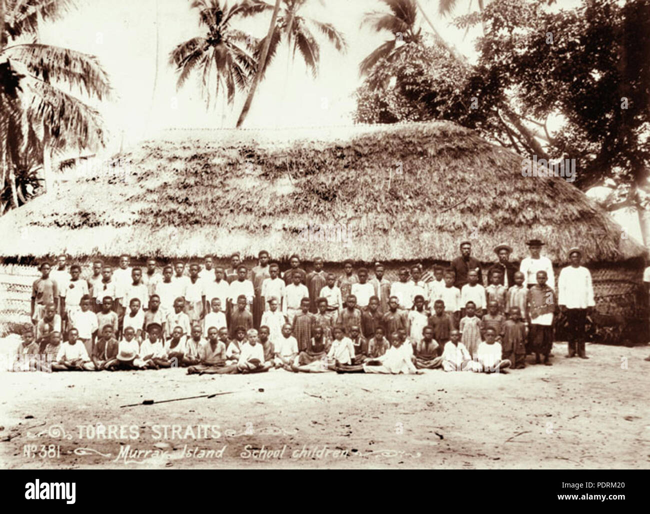 107 Queensland State Archive 2530 Murray Insel Schüler und große Gras Hütte 1898 Stockfoto
