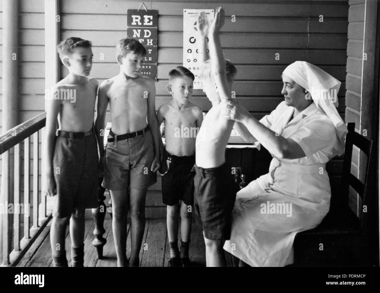 108 Queensland State Archive 2832 Ärztliche Untersuchung mit der Schule Gesundheit Dienstleistungen Oktober 1946 Stockfoto
