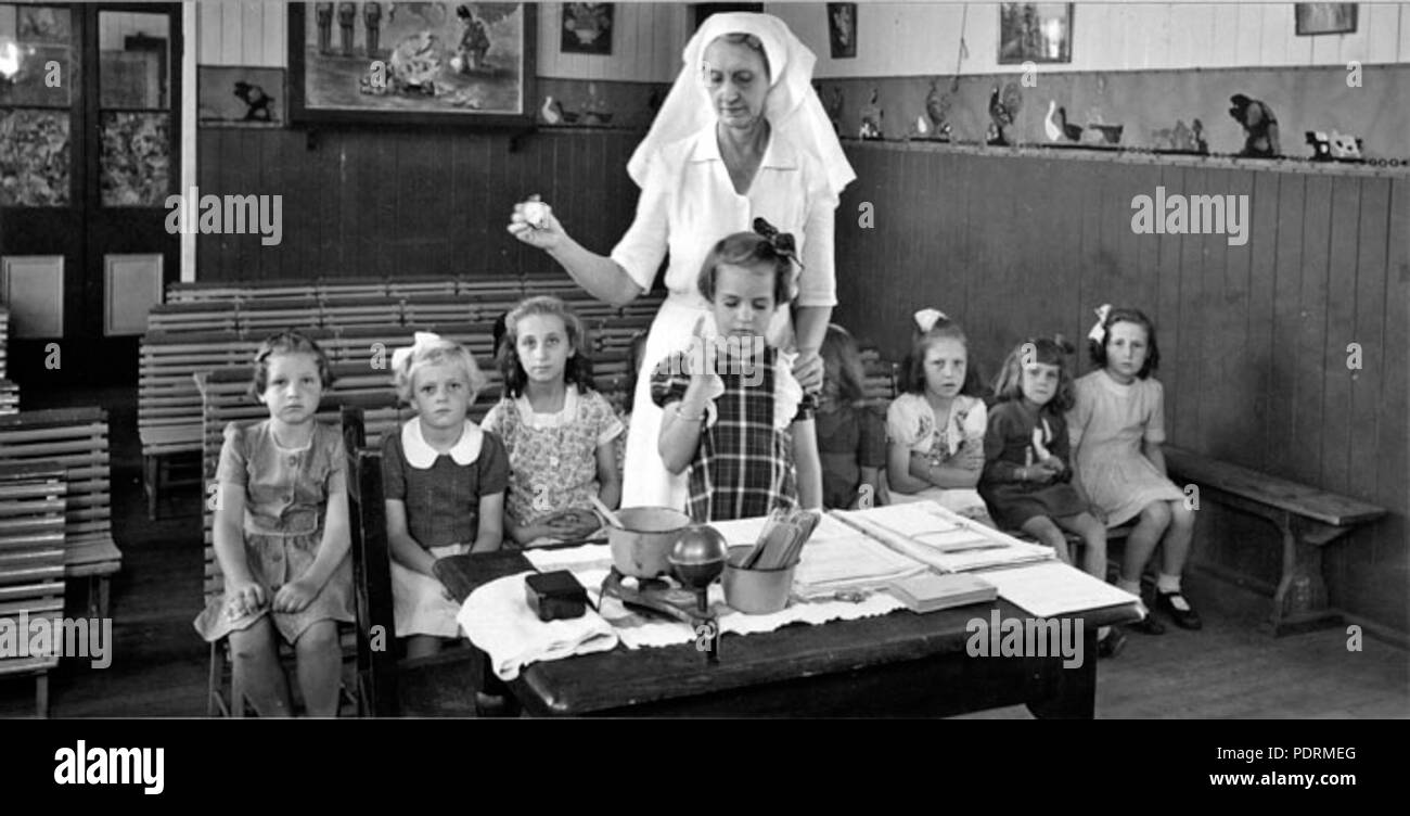 108 Queensland State Archive 2871 Ärztliche Untersuchung mit der Schule Gesundheit Dienstleistungen Oktober 1946 Stockfoto