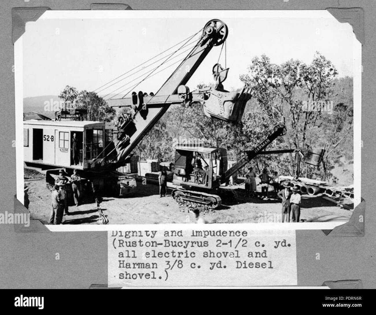 116 Queensland State Archive 4606 Würde und Frechheit RustonBucyrus 212 cyd Alle elektrischen Schaufel und Harman 38 cyd Diesel schaufel Somerset Damm Januar 1937 Stockfoto