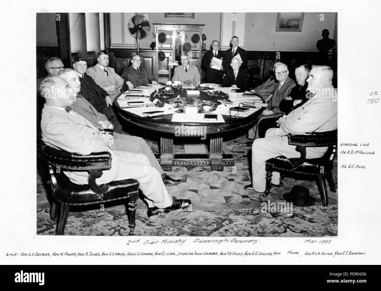 117 Queensland State Archive 4746 Zweite Gair Ministerium Vereidigung Zeremonie März 1953 Stockfoto
