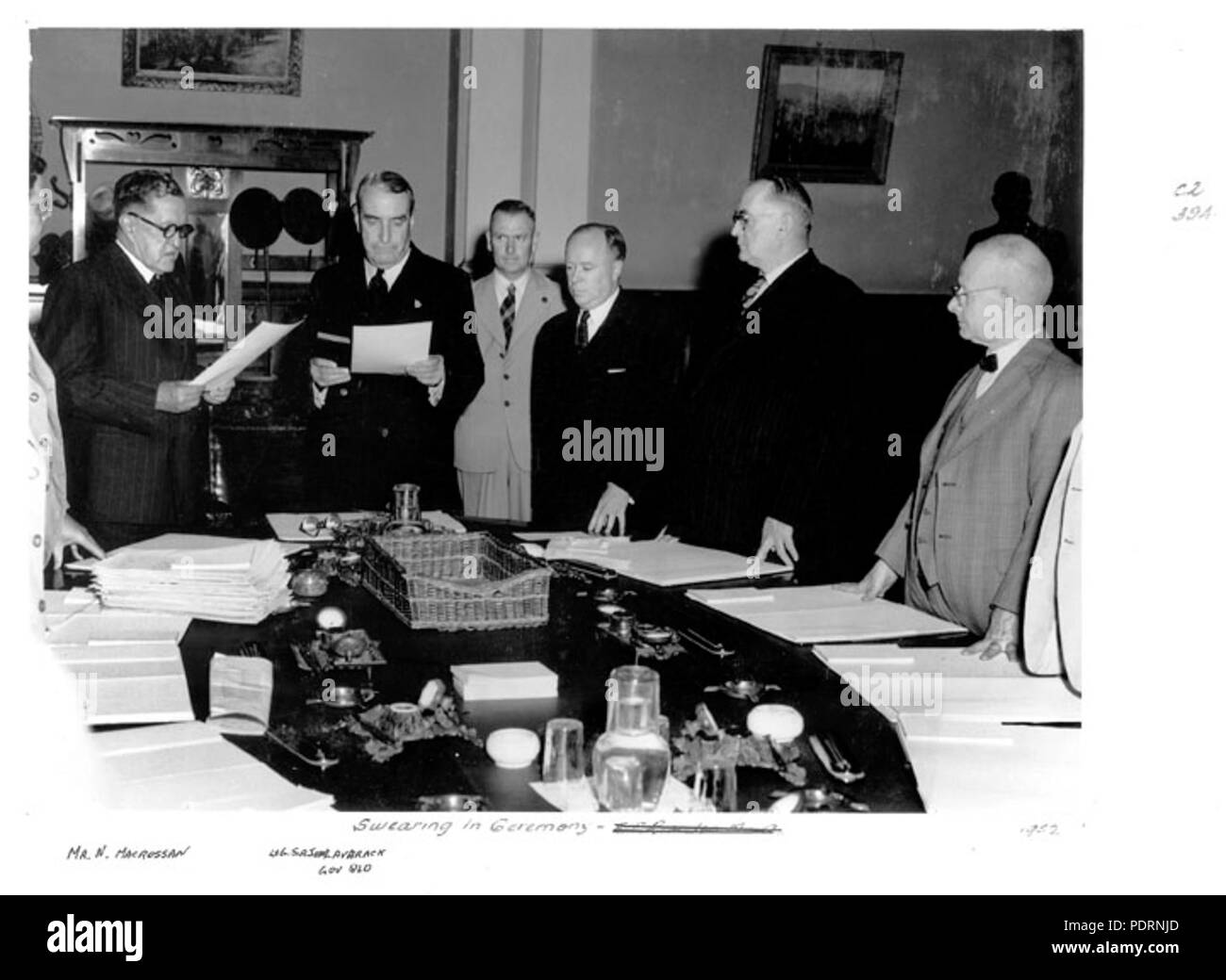 117 Queensland State Archive 4859 Herr Macrossan Verwaltung eid Gouverneur Lavarack bei der Vereidigung Zeremonie c 1952 Stockfoto