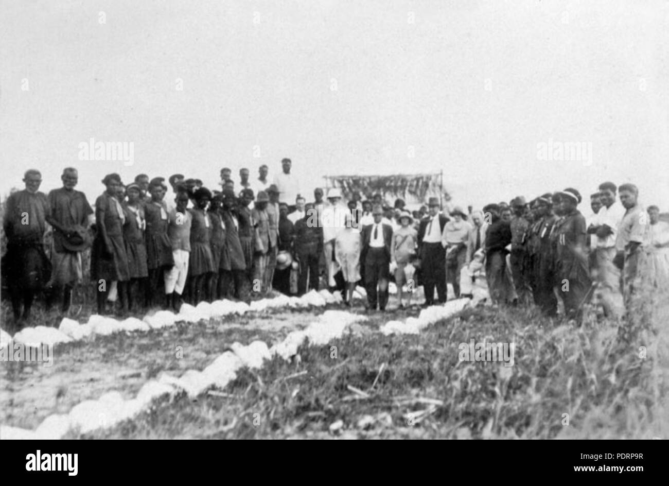 120 Queensland State Archive 5749 Hon J C Peterson Home Secretary und Partei während der Inspektion von Poid Torres Strait Island Juni 1931 Stockfoto