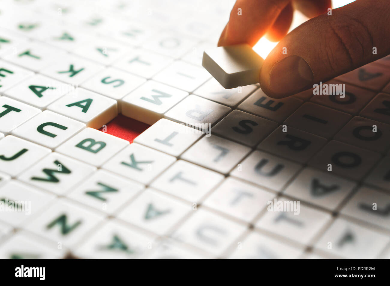 Problemlösung, kreative Lösungen und Rekrutierung Konzept. Hand Abschluss Puzzle mit einem fehlenden Stück. Human Resources Management, die Einstellung. Stockfoto