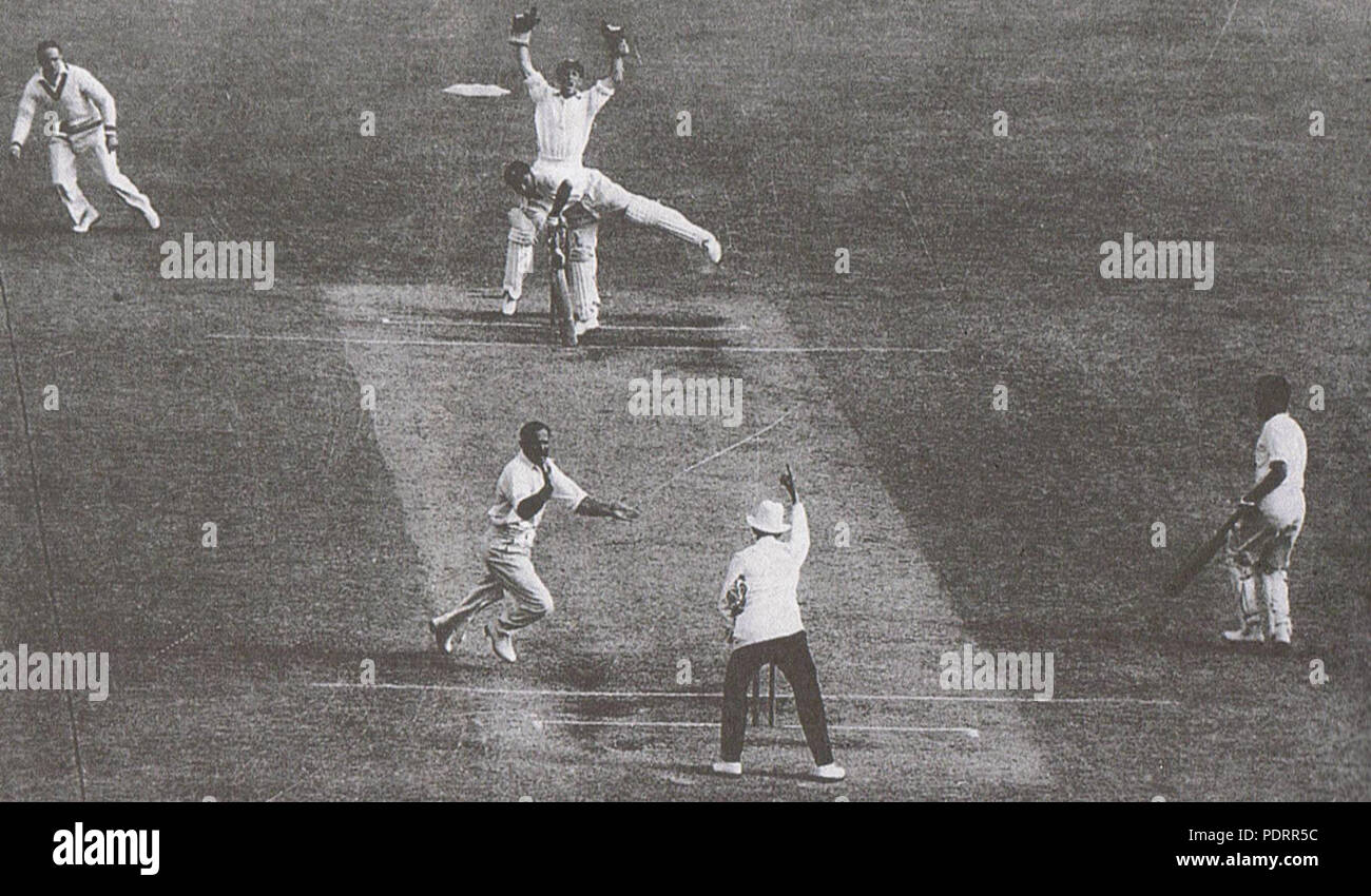 130 Sid Barnes traps Armanath, MCG, Februar 1948 Stockfoto