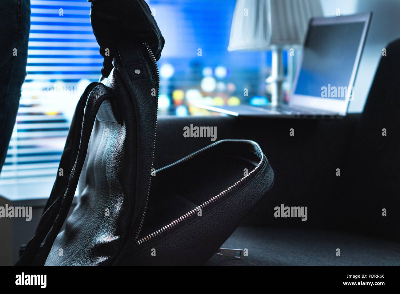 Einbrecher und Dieb auf der Suche nach Laptop in der Wohnung spät in der Nacht zu stehlen. Home Einbruchdiebstahl und Beraubung Konzept. Diebstahl, Haus Sicherheit und Versicherung. Stockfoto
