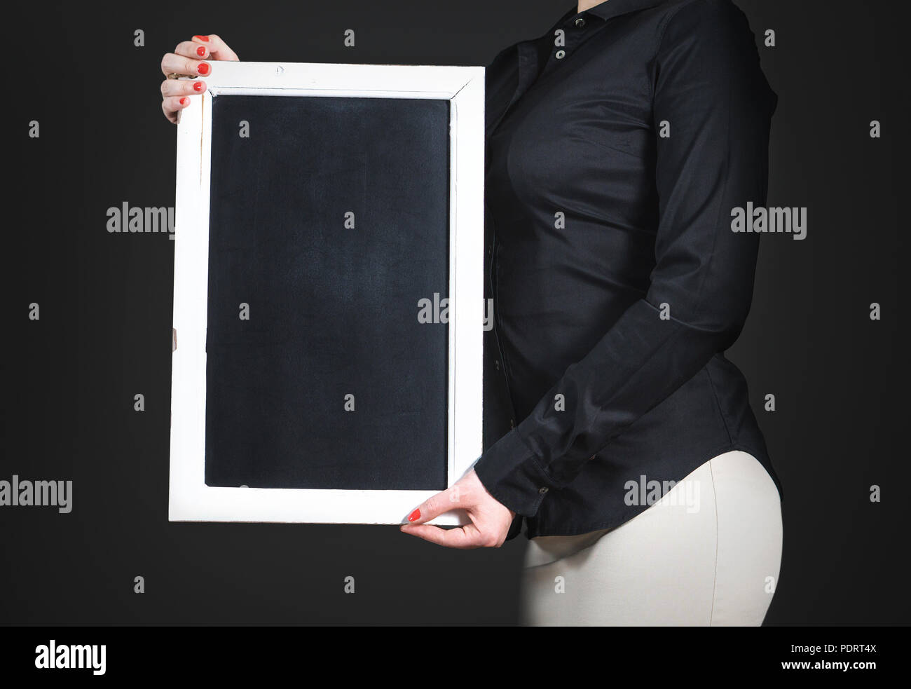 Kellnerin Holding leere Schiefertafel. Junge Frau in Schwarz Shirt mit leeren Tafel. Stockfoto