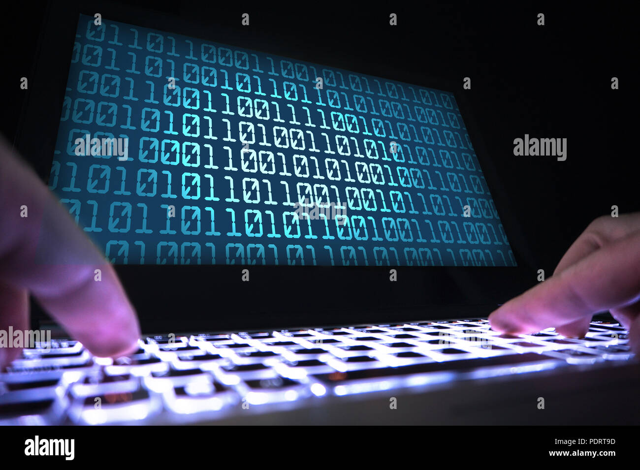 Hacker schreiben Virus Code mit Laptop im Dunkel. Daten crimimal im Schatten. Cyber Security, Internet Betrug und Phishing Konzept. In der Nähe der Hände. Stockfoto
