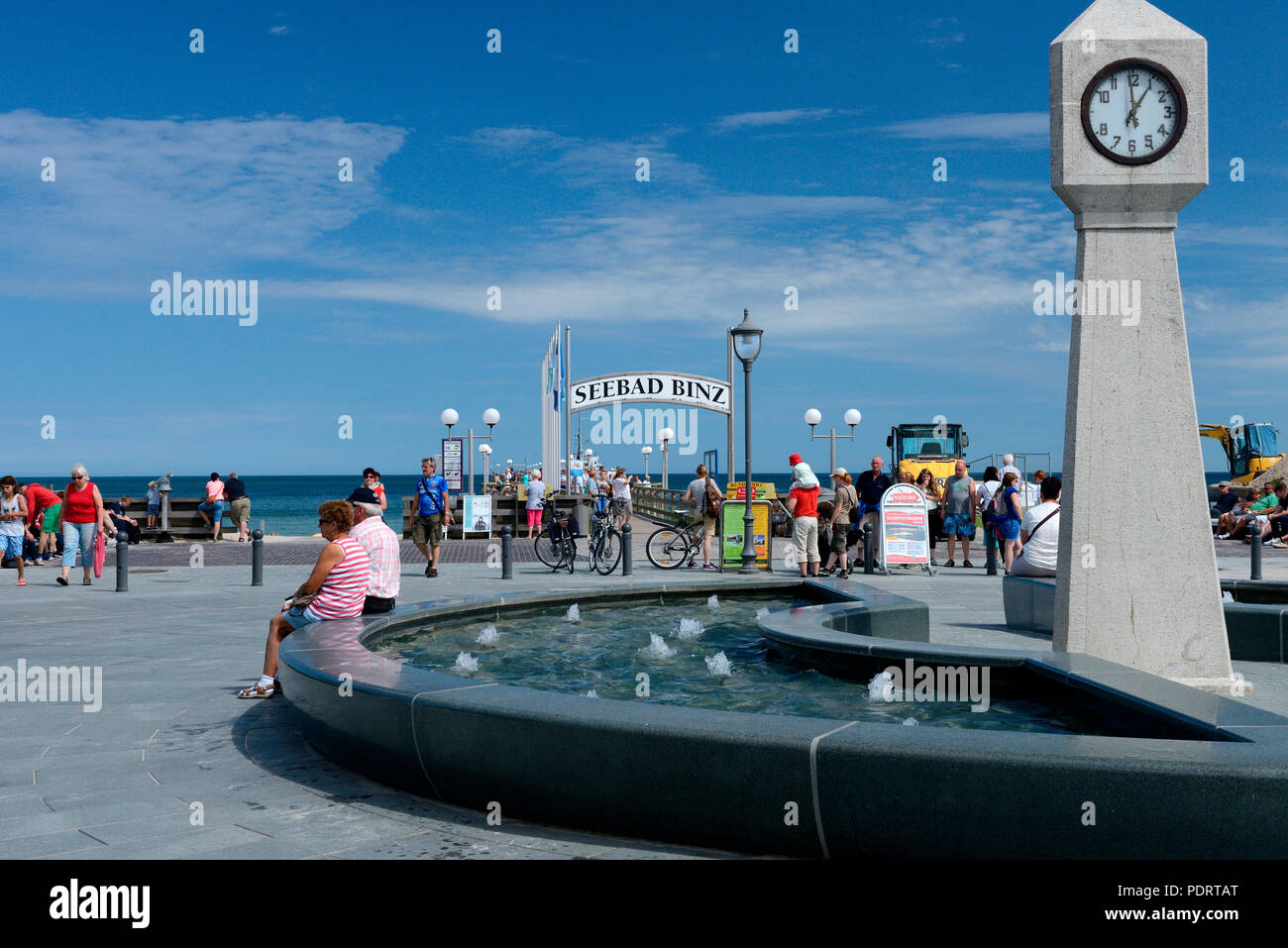 Strandpromenade mit Uhr und Brunnen, Seebad Binz, Binz, Insel Rügen, Mecklenburg-Vorpommern, Deutschland. Europa Stockfoto