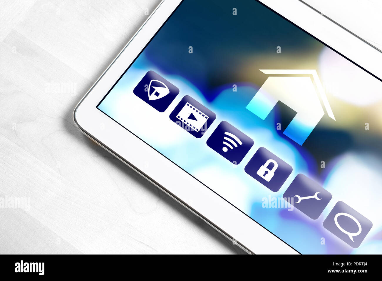 Smart Home Anwendungen in der Tablette zu Hause Geräte steuern. Internet der Dinge (IOT) und Fernbedienung app auf Smart Device. Stockfoto