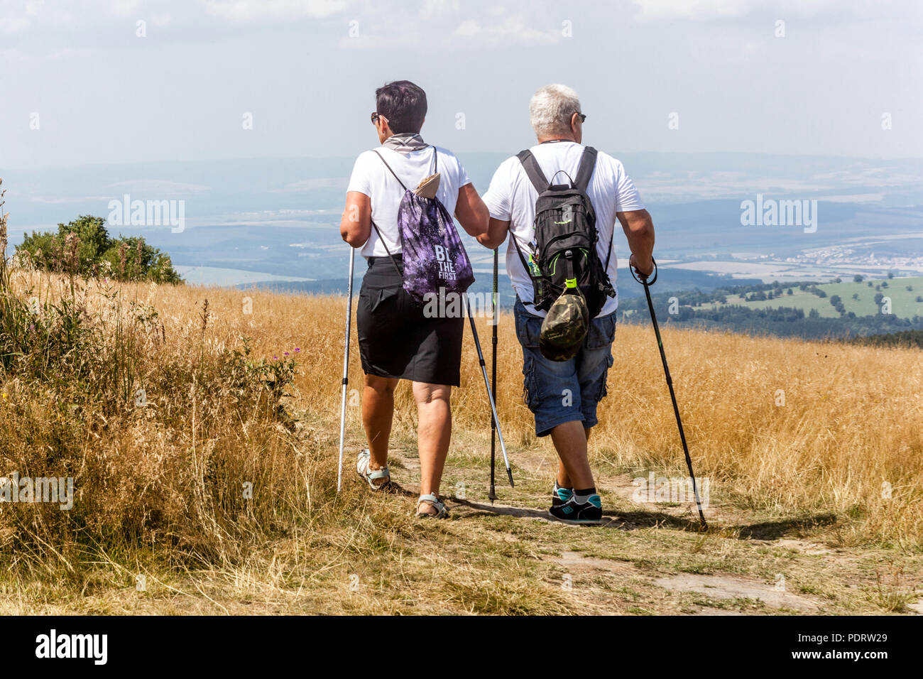 Seniorenpaar Nordic Walking im Freien Menschen Paar Wandern Bergpfad gesunder Lebensstil Wanderstöcke Paar Seniorenpaar Walking aktiv älter Stockfoto