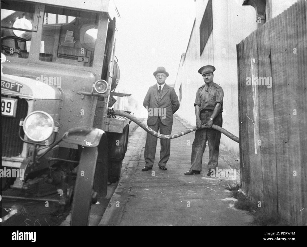 161 42975 SLNSW Eine frühe Shell tanken Tanker füllen der Tanker bei Shell Depot eine Thornycroft Fahrzeug Stockfoto