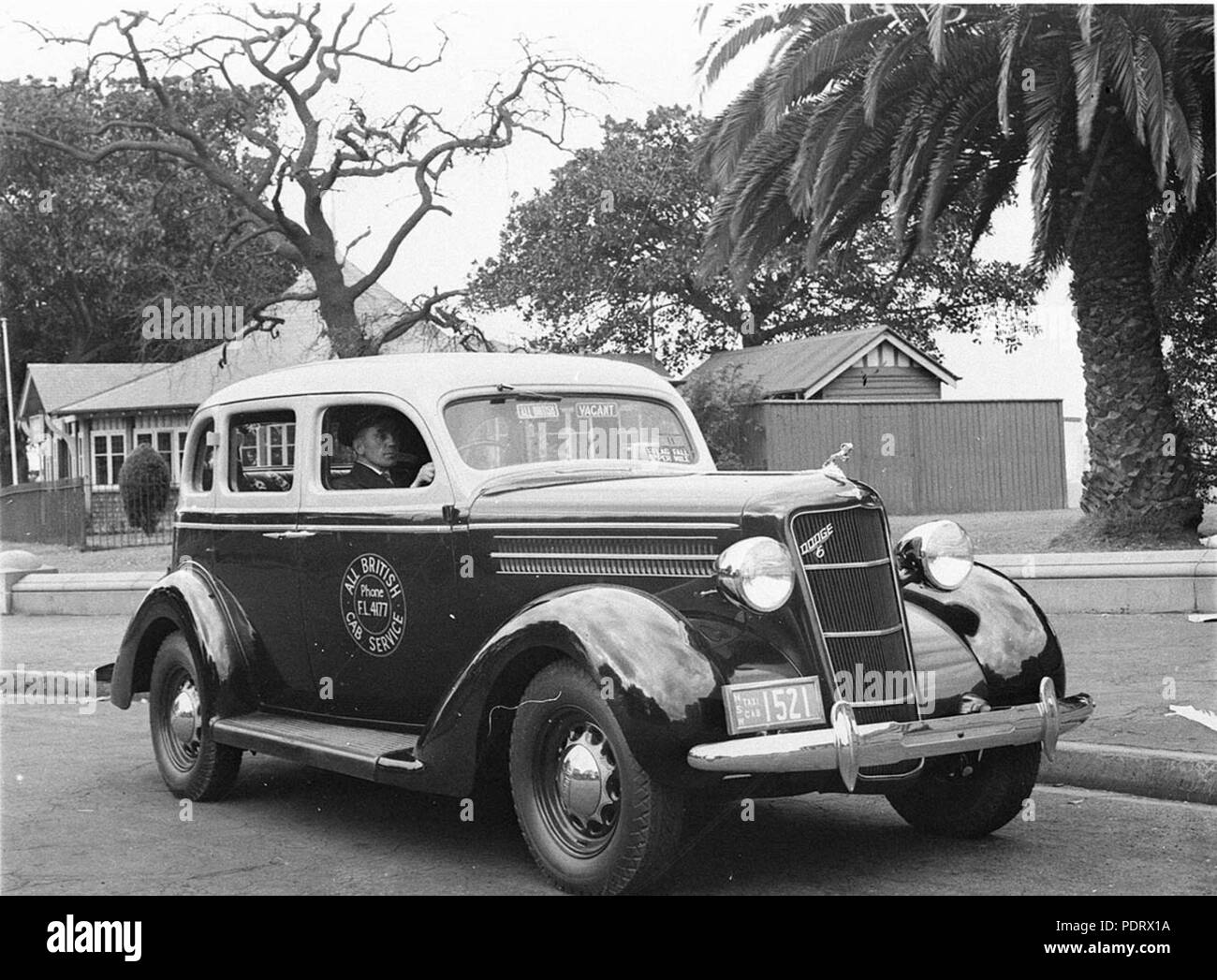 162 43920 SLNSW Die Alle Britischen cab Service eine Amerikanische 1935 Dodge Auto mit uniformierten Fahrer Stockfoto